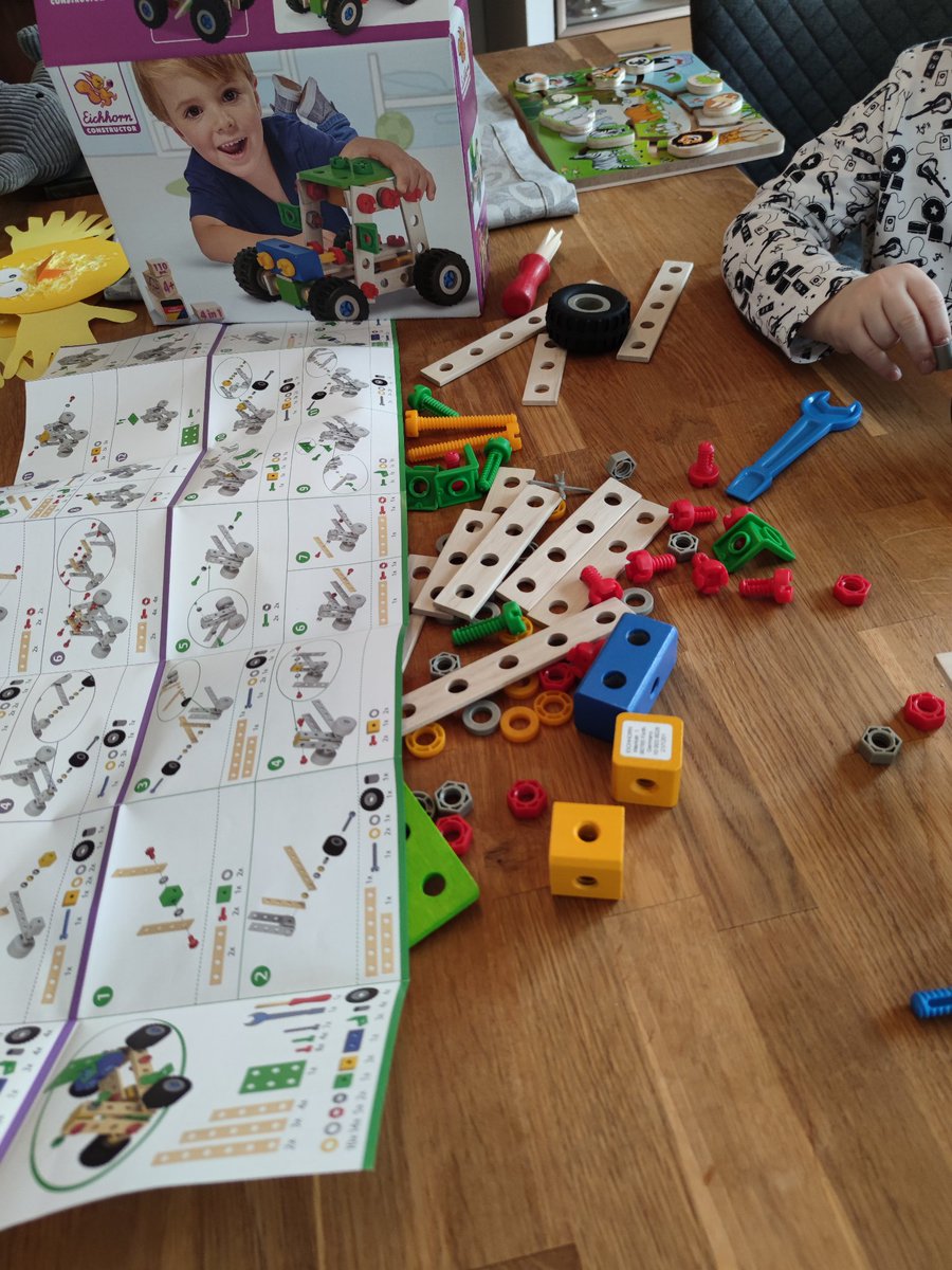 Erdbeerchen89's tweet photo. *Anzeige (selbstgekauft)
 
Der Osterhase hat unserem Sohn dieses Eichhorn Constructor Set mitgebracht.
Und was soll ich sagen, er spielt total gerne damit 🤗
 
#eichhorn #constructor #kind #kinder #mitkindernspielen #selbstbauen #zusammenbauen  #holz #spielen #spielzeug https://t.co/lbi1thmZQs