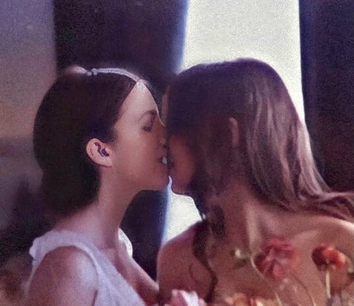 emisue__'s tweet image. vendo casais sáficas como elas me faz desejar ter esse tipo de amor que eu sei que nunca irá me acontecer, porém, eh incrível saber que o amor delas foi totalmente real e verdadeiro🥺🥺