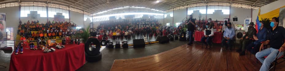 HipolitoAbreup's tweet photo. #17Abr Con presencia del camarada gobernador de Barinas, Argenis Chávez, inició la RUTA BICENTENARIA de la #TiendaDelTransportista  @LTTransportista... Una iniciativa del #MotorAutomotriz para reactivar la industria nacional con precios justos para el pueblo. 
Necesario es VENCER https://t.co/d3sPyRjPKx