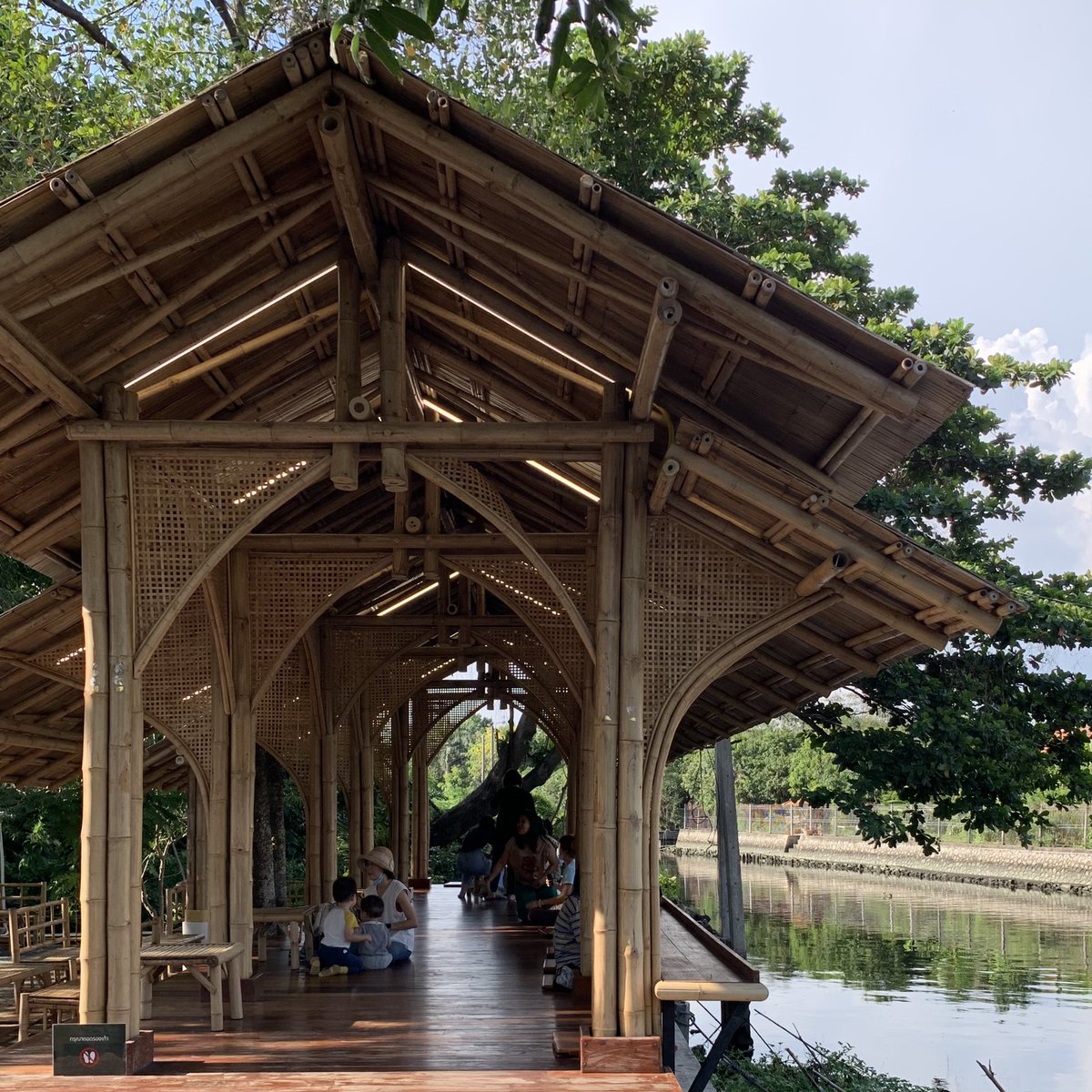 bluexwanderlust's tweet photo. Natura Garden Cafe, Rama ll 
คาเฟ่ไม้ไผ่ในสวนลิ้นจี่ร้อยปี บรรยากาศร่มรื่น มีที่นั่งและมุมถ่ายรูปให้เลือกหลากหลาย มีทั้งโซนร้านอาหาร และโซนใหม่สำหรับคาเฟ่ที่อยู่ริมน้ำ ตั้งอยู่ในโครงการภูมิใจการ์เด้น เข้าได้จากซอยจอมทอง 19 และ พระราม 2 ซอย 28 
#รีวิวคาเฟ่ @aroii #คาเฟ่พระราม2 https://t.co/Ia7LBm7FcK