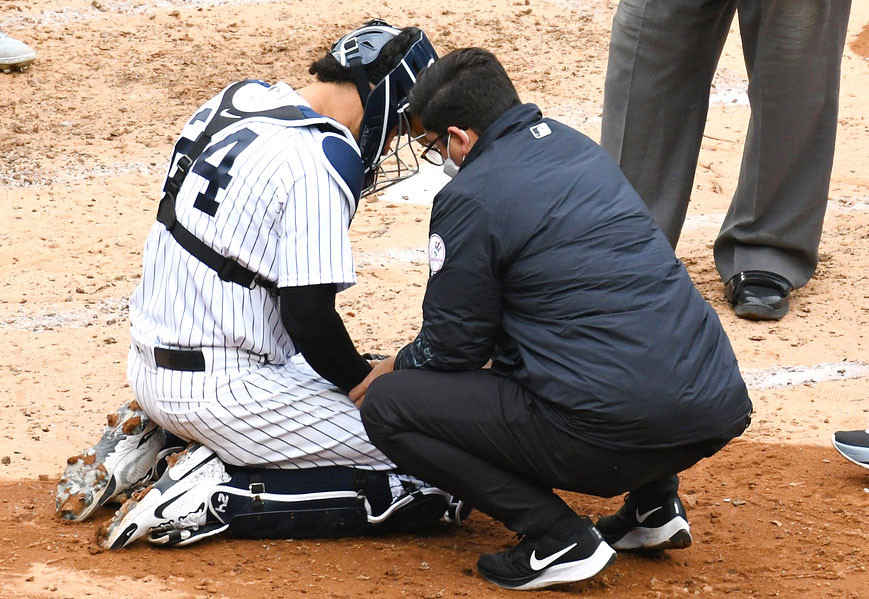 Yankees' Gary Sanchez OK after foul tip scare