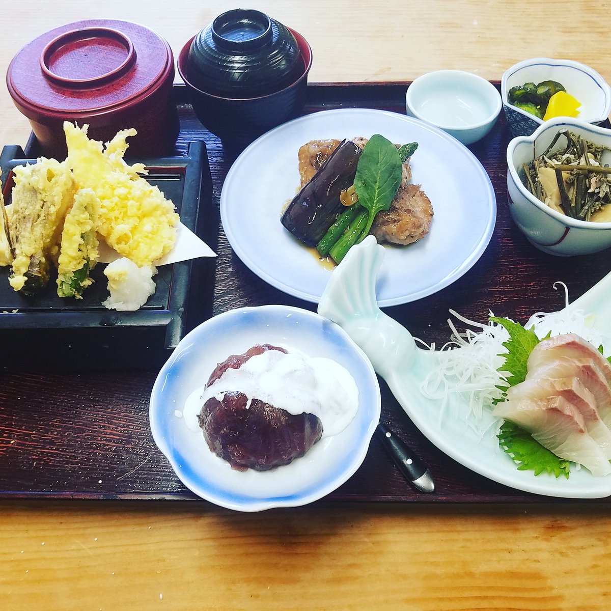 すしぎん 御殿場 Auf Twitter 御殿場ランチ 御殿場食事 御殿場寿司屋 御殿場和食 御殿場 アウトレットの帰りに 本日の日替わり定食 マグロのほほ肉ガーリックステーキ イカの天婦羅 お刺身 小鉢 デザート無花果のワイン煮ゼラチン寄せ 税込1298円