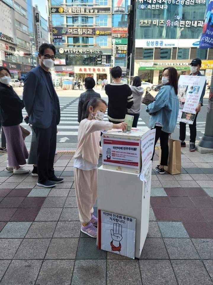 Lalrinkimi2021's tweet photo. ‼️The Seoul Catholic Students' Federation held the event praying for the restoration of democracy in Myanmar and the fallen heroes.
And Myanmar in Ulsan, South Korea, asked for a donation for refugees in Kachin State and to support CDM staff.
#WhatsHappeningInMyanmar #Apr18Coup https://t.co/glfc1iYUAi
