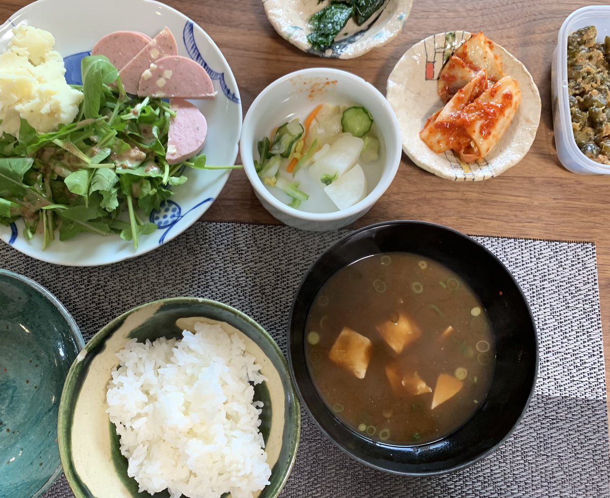 鳥原久資 小さな会社のｓｄｇｓ伝道師 日曜日の朝はご当地名物の八丁味噌の赤だし そして野菜たっぷりのサラダとキムチなど 家人が朝からガッツリ食べる人なので僕も毎朝お付き合いです という事でダイエットは基本無理です もちろん感謝していただい