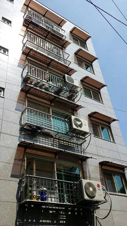 adunnisimports1's tweet image. AA versatile Steel Custom window door Awning &amp;amp; Canopy available in all sizes &amp;amp; Colour.  Delivery Time-3-5 Business Days. Call 08035069183
#windowcanopy #doorcanopy #kitchendoor #lekkiphase1 #ajah #magodo #ikeja #ikoyi #lagos #abuja #nigeria #realestate #renovations #urbanprimeone