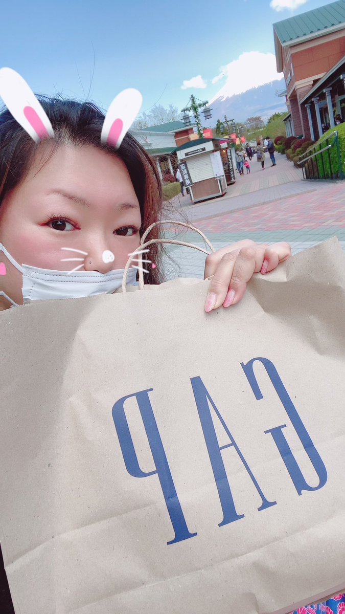 TomokaBear's tweet photo. ❤️GET❤️
まだまだ夏物のお洋服ゎ
少なかったけど…
ワンピース×2
運動用のGAPfit
をお買い物したよぉ♡
また
GW明けにでも来てみよぉ~
❤(。☌ᴗ☌。)
#GAPoutlet #お買い物
✨所属店✨
【あっぱく体】
https://t.co/DIKBxlGRts https://t.co/xnW8JUPWZU