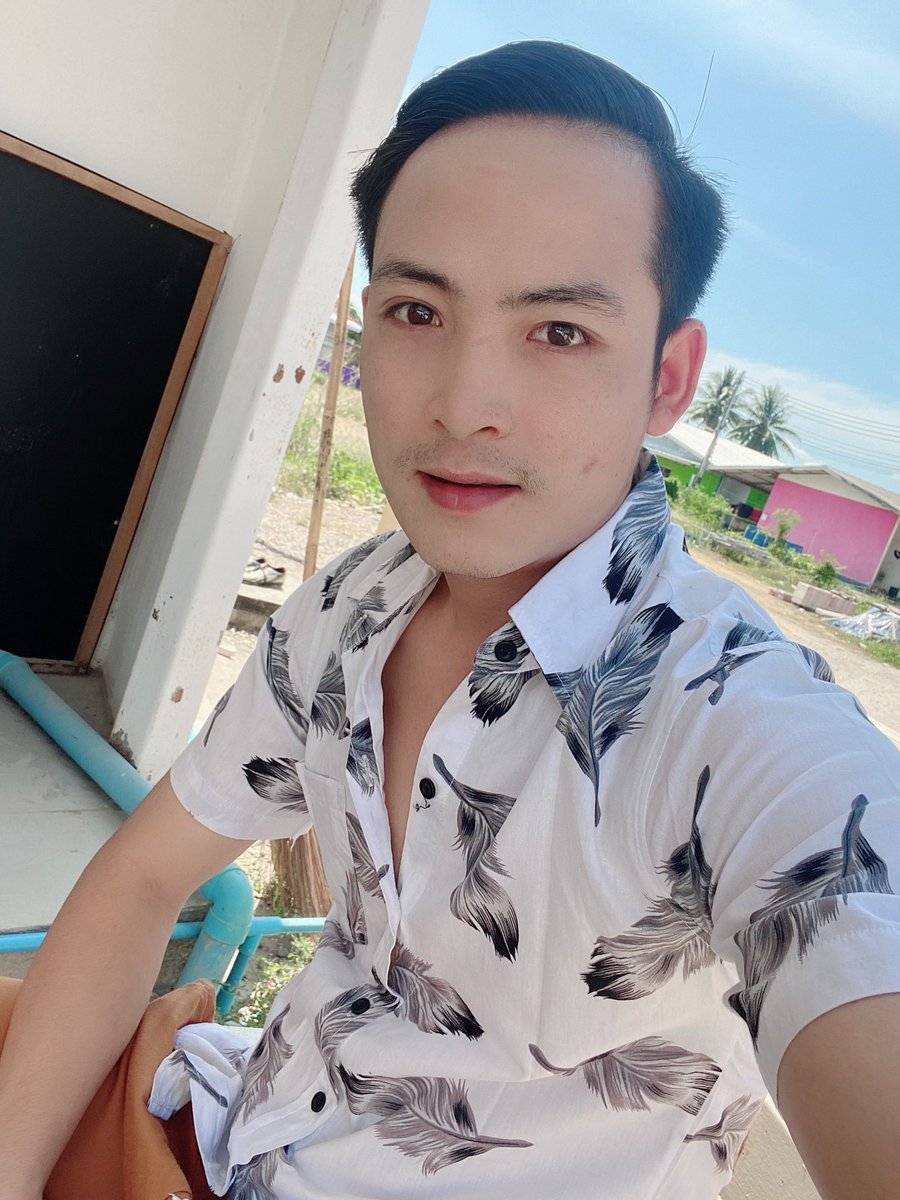 phyokooo17's tweet photo. အျပင္ဒိုးမယ္ဗ်ာ အခန္းမွာေနရတာပ်င္းလို႔ https://t.co/FCylyg6EEf