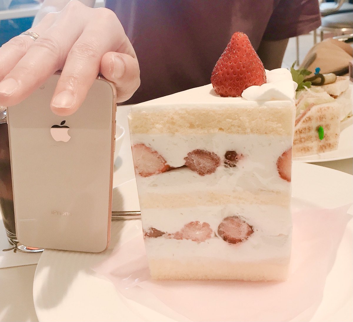 ウイスキーボトルをひたすら描く ごはんよりケーキ大好きの同志にぜひお伝えしたいんだけど新宿高野のダブルショートケーキ このメニューの写真からまったく伝わってこないけど実はiphoneより高さあるから ウイスキーボトルをひたすら描く ごはんよりケーキ大好きの同志にぜひお伝えしたいんだけど新宿高野のダブルショートケーキ このメニューの写真からまったく伝わってこないけど実はiphoneより高さあるから