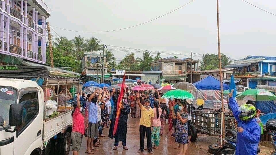 ZinZinn31's tweet photo. In Dawei, Tanintaryi division ကံပေါက် ၊ ☔ Protesters continue to show defiance against military regime. 📷 Dawei watch #Apr18Coup #WhatsHappeningInMyanmar https://t.co/8OPQL4kNNl