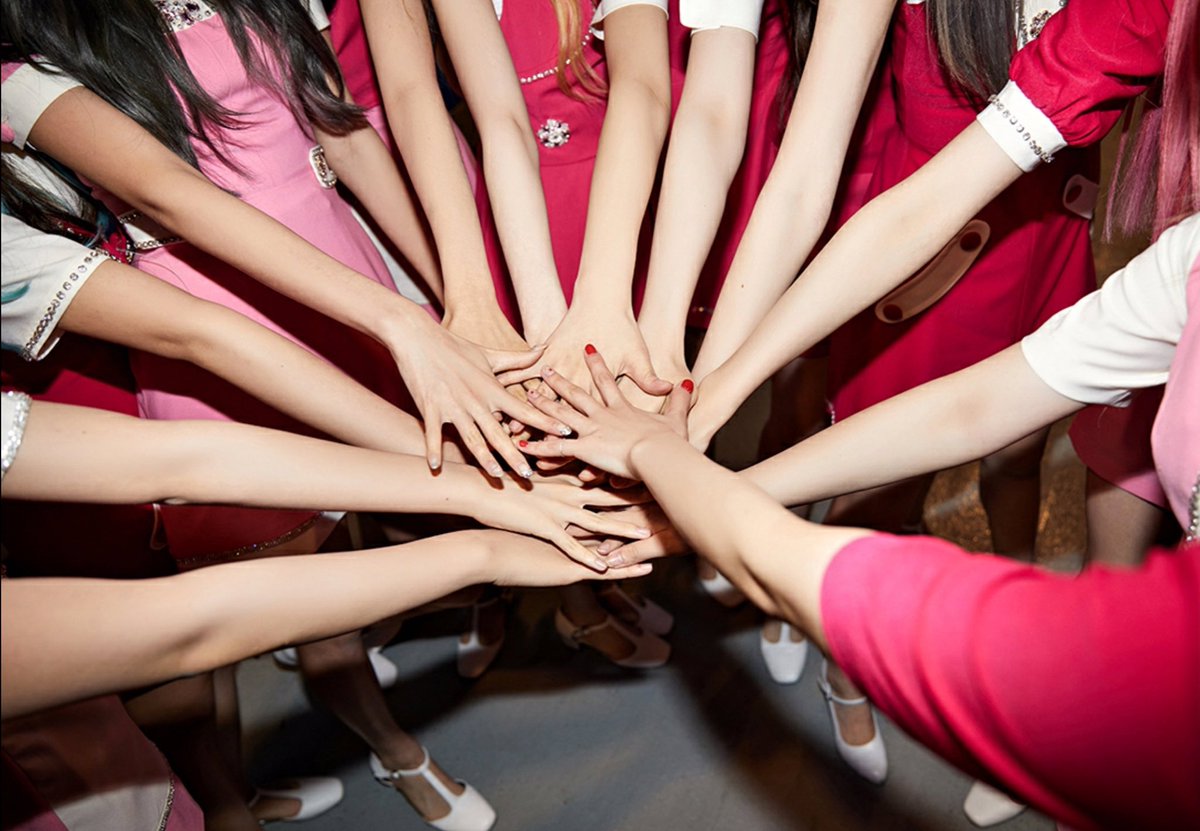 prettyjoyul's tweet photo. The future depends on the decisions and things we’ll do in the present, that’s why we should never give up and continue fighting because even though it isn’t easy it will all be worth it💗

#OurFutureWithIZONE
@official_izone https://t.co/BsQjZaIHDI