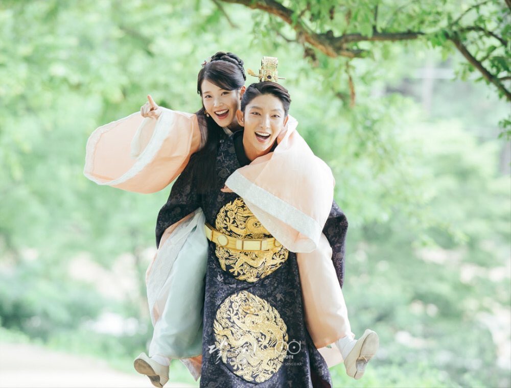 SUNGBORAS's tweet photo. iu confirmed that the unaired ending of scarlet heart was wangso meeting crying haesoo in the modern world then he handed a handkerchief to her

 i dont think i can ever forgive sbs for this https://t.co/LrdhNSKeb3