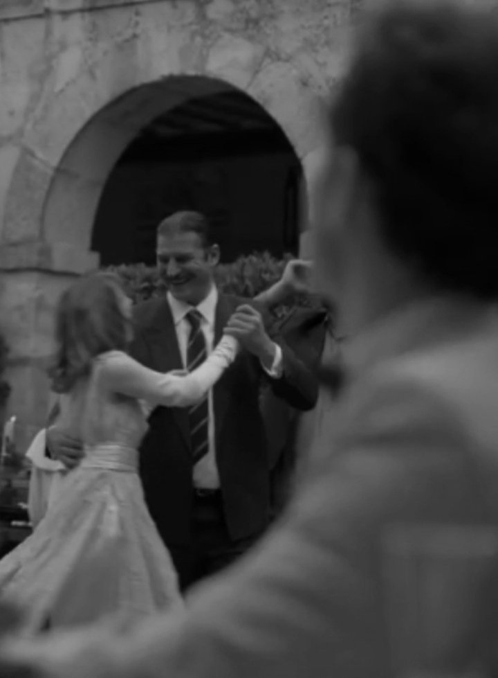 «𝘚𝘦 𝘤𝘢𝘴𝘰́ 𝘴𝘪𝘯 𝘧𝘢𝘮𝘪𝘭𝘪𝘢, 𝘴𝘪𝘯 𝘢𝘮𝘪𝘨𝘰𝘴 𝘥𝘦 𝘵𝘰𝘥𝘢 𝘭𝘢 𝘷𝘪𝘥𝘢 𝘲𝘶𝘦 𝘱𝘶𝘥𝘪𝘦𝘳𝘢𝘯 𝘤𝘰𝘮𝘱𝘢𝘳𝘵𝘪𝘳 𝘴𝘶 𝘥𝘪𝘤𝘩𝘢...
𝘗𝘦𝘳𝘰 𝘦𝘴𝘵𝘢́𝘣𝘢𝘮𝘰𝘴 𝘯𝘰𝘴𝘰𝘵𝘳𝘰𝘴.»