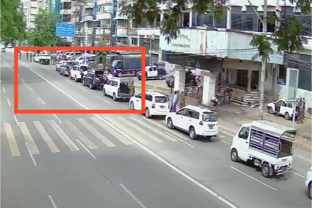 Soeey3's tweet photo. Military terrorists're inspecting every vehicles at Upper Pazundaung since 9:30 am in Yangon.
#WhatsHappeningInMyanmar 
#Apr18Coup #ASEANrejectSAC https://t.co/9kPCjBhNaF https://t.co/PjqCoCKtZx