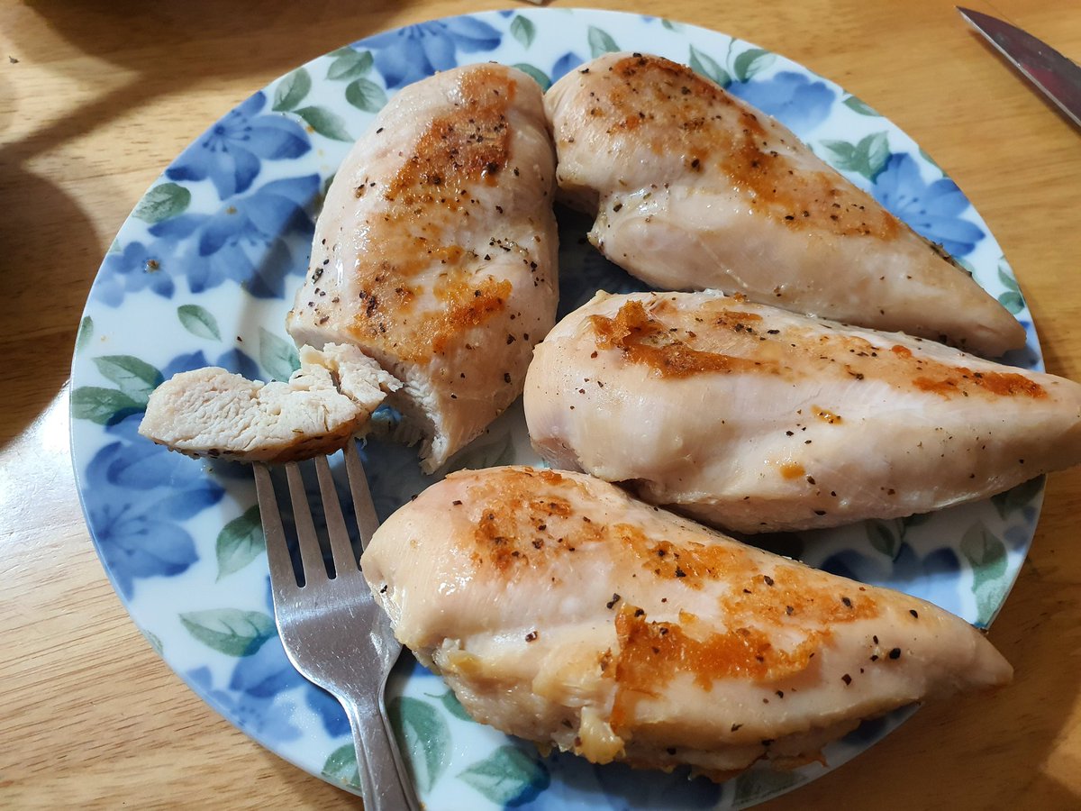 닭가슴살 2kg기준 베이킹소다 25g 물 1L에 하룻밤 재워뒀다가 기름없이 중간에 물 150ml정도 붓고 졸여질 때까지 구우면 말도안될정도로 촉촉한 닭가슴살이 나온다는 영상을 보고 따라해봤는데 진짜 연금술이다 닭가슴살이 닭다리살이 됨