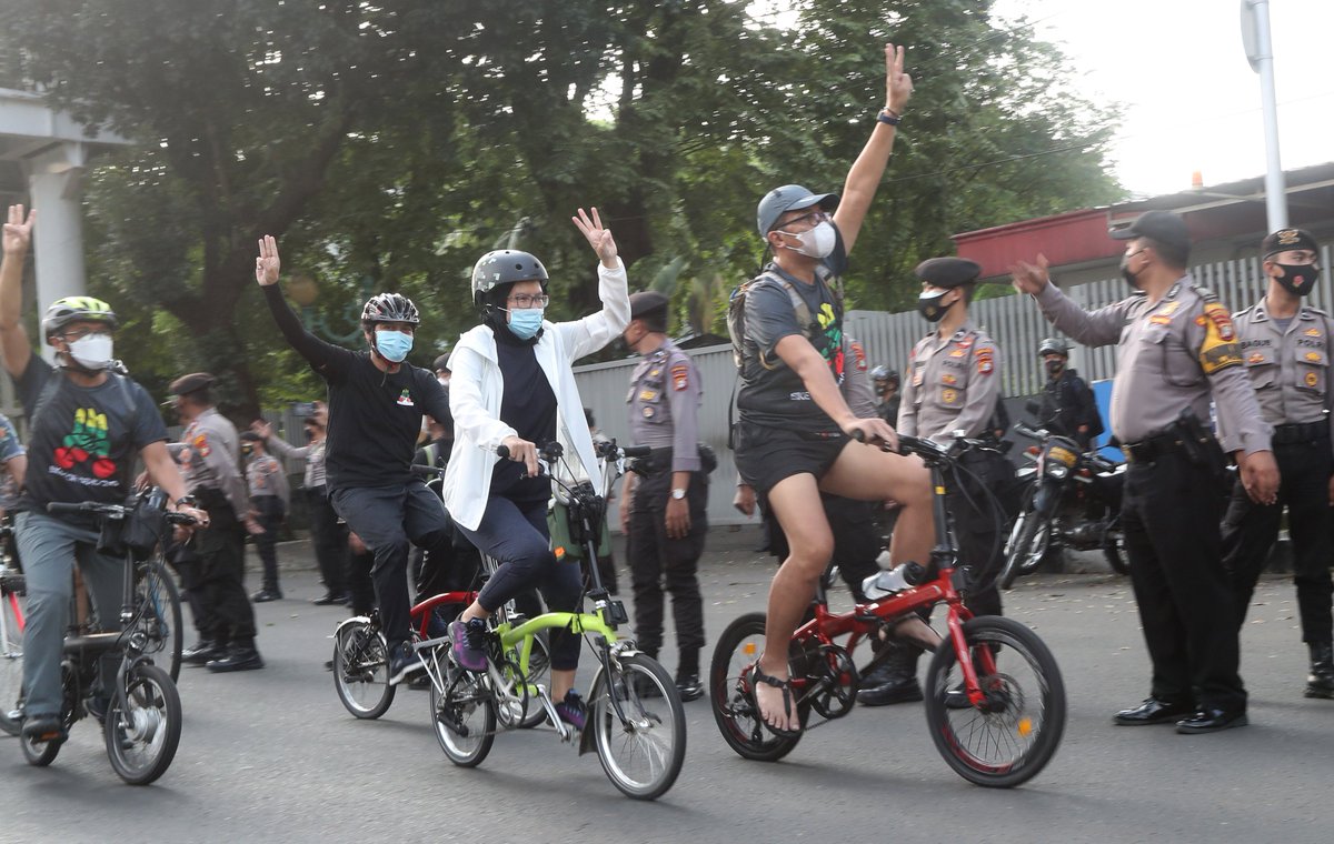 #Indonesian cyclists take part in a rally to show their their support for democracy in #Myanmar near the Myanmar embassy in #Jakarta on April 17, 2021. Photos: EPA/AFP