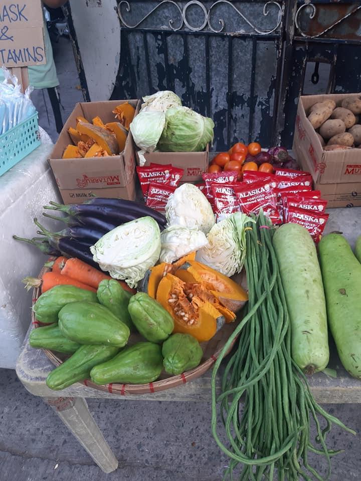 rapplerdotcom's tweet photo. LOOK: Inspired by the Maginhawa community pantry, a resident opens a community pantry in Taguig.

"Kapag kinaya po ng ating oras para makapagluto, maglalagay din po kami ng canteen or ready-to-eat para po sa mga wala pong means makapagluto," says netizen Kimmi Dela Rea in a post. https://t.co/RCGRjQ98uh