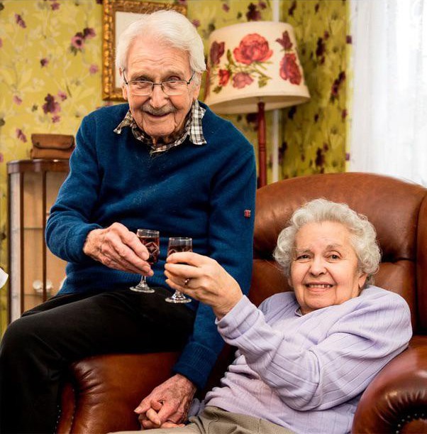 WElRDHISTORY's tweet photo. Holocaust survivor and soldier who rescued her spend more than 70 years together. https://t.co/ep0mUfNSGe