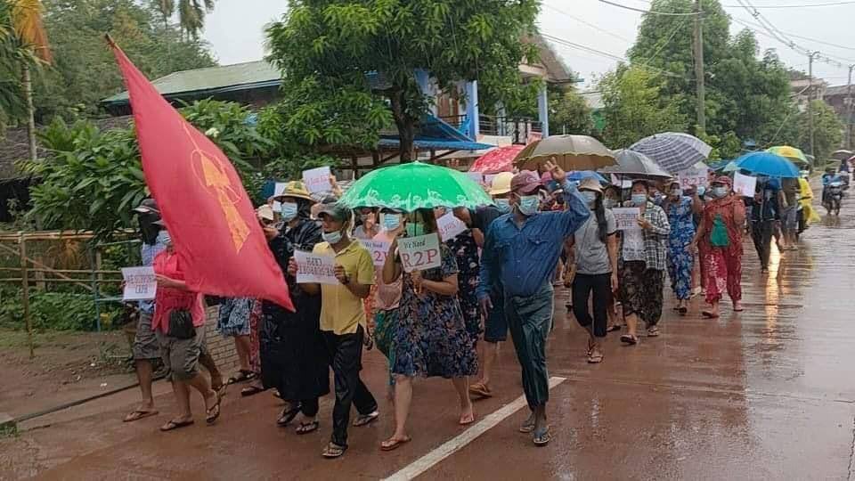 PyaeSon00042111's tweet photo. Despite heavy rain in Kanpouk, Dawei, people still marched on the streets to protest against military dictatorship.
NUG ASSEMBLE
#Apr18Coup
#WeSupportNUG
#WhatsHappeningInMyanmar https://t.co/UALQOkVWkj
