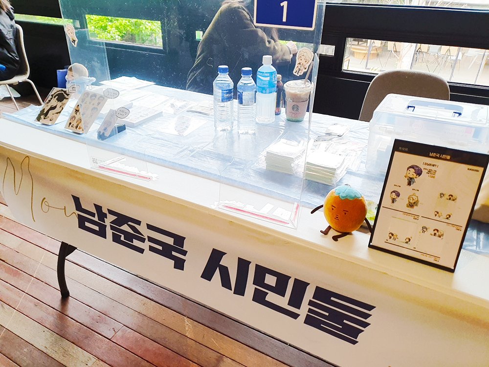 JKGGUGGU's tweet photo. #드디어_남준��_시민 
행사를 다녀오자마자 뻗어서 이제쓰는 후기ㅠ 
오랫만의 행사라 너무좋았습니다💜
찾아와주신분들 선물주신분들 감사해요! 현생이 바빠 자주 연성하거나 교��를 못했던점 죄송합니다😫, 다시 시동걸어서 멤들 그리고 덕질마니해야겠어요ㅠ 모두 고생하셨구 다시한번 감사합니다💜 https://t.co/aStb6uFFCP