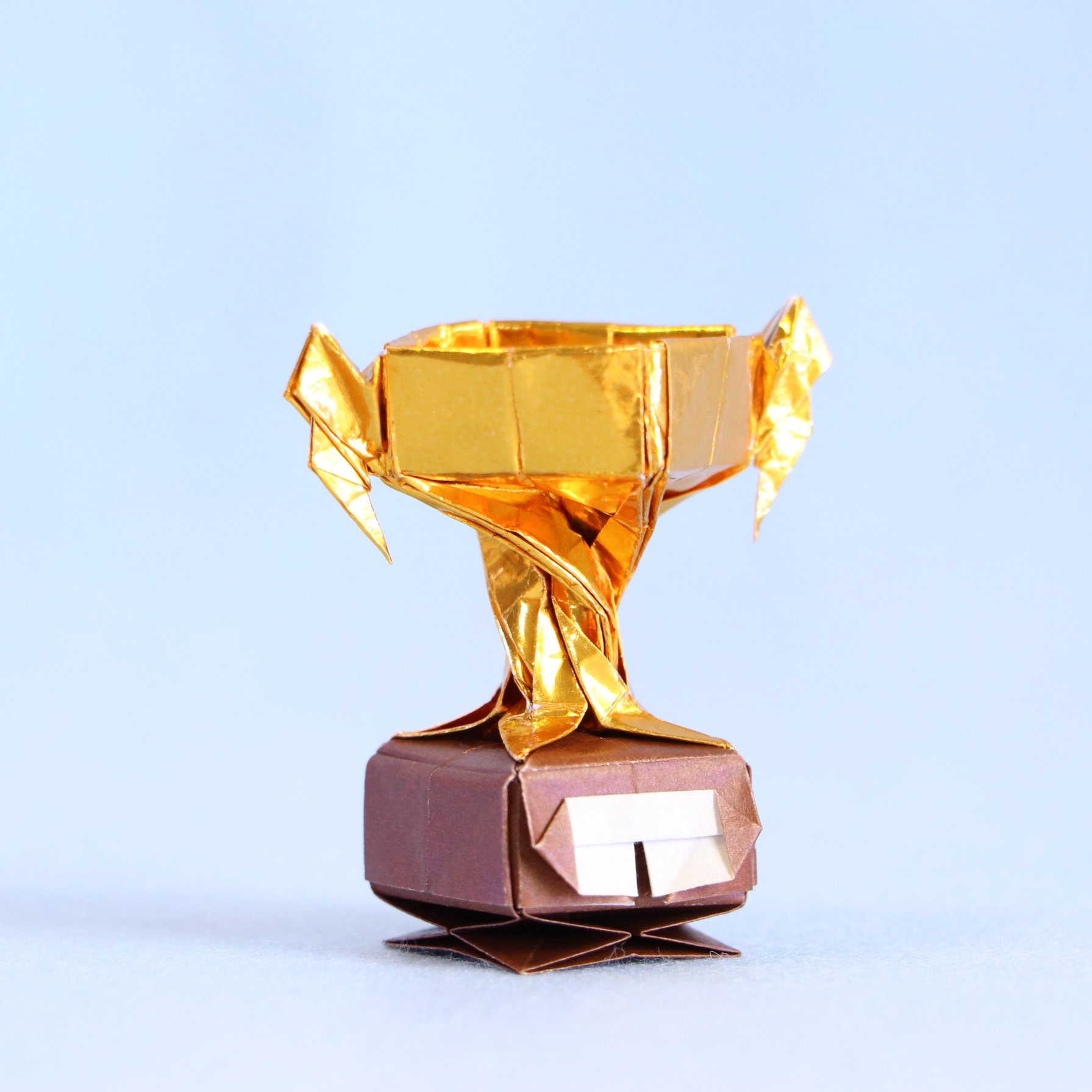 モニョ ニョ Monyo Works 不切正方形3枚複合 トロフィー 折り紙 折り紙作品 Origami 糊による接着がないためホイル紙での作成も問題なくできたり カップ内部も裏色を出さないようにしてみました T Co Toofcqhkxs Twitter