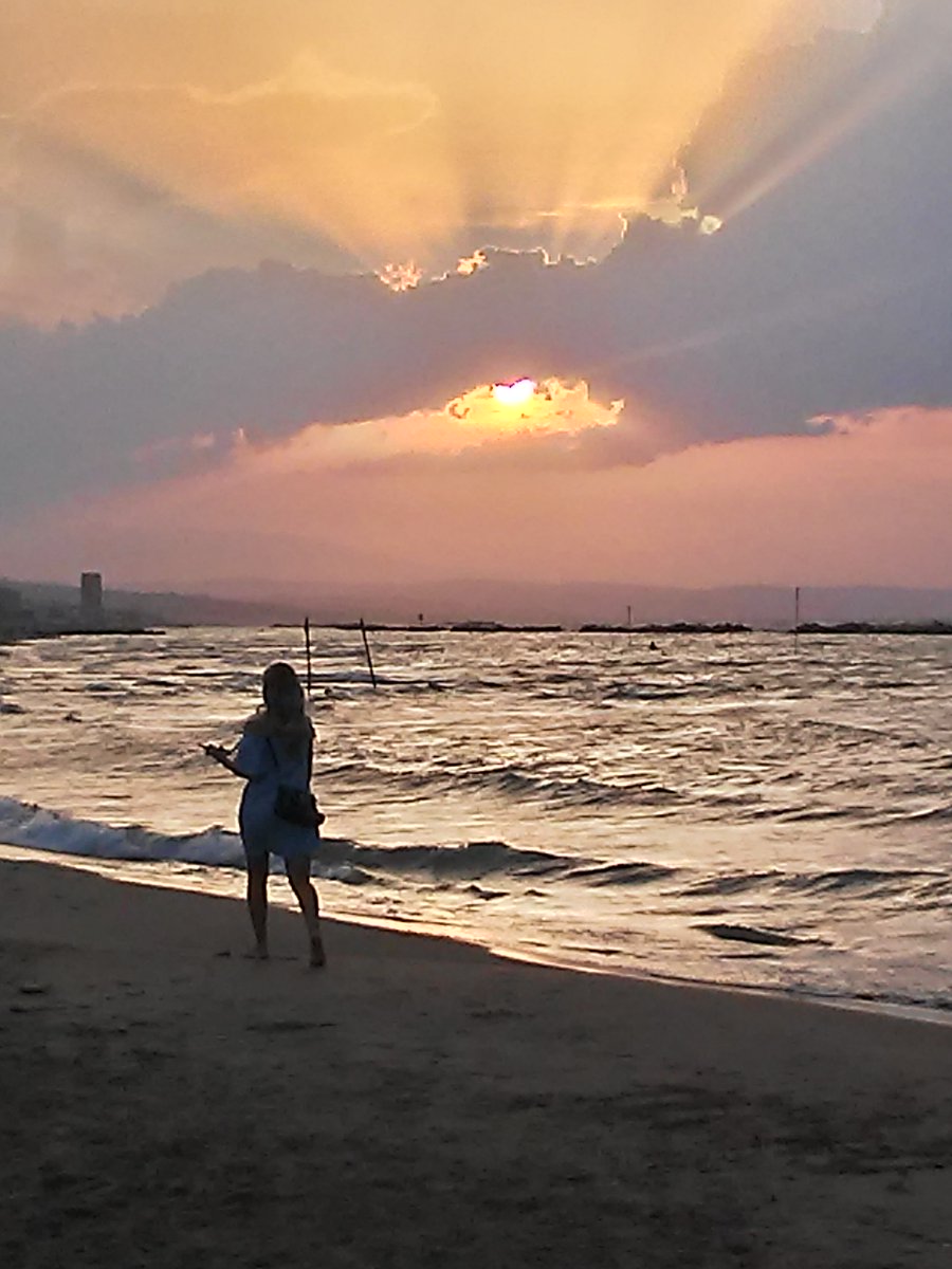 Il mare brucia le maschere,
le incendia il fuoco del sale.
Uomini pieni di maschere
avvampano sul litorale.
Tu sola potrai resistere
nel rogo del carnevale.
Tu sola che senza maschere 
nascondi l'arte d'esistere.
Giorgio Caproni
#InVoloSenzaRete
#buonadomenica