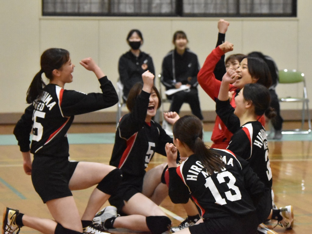 中国大学バレーボール連盟 春季リーグ 女子ｃｌ ａコート第３試合 安田女子大学 Vs 広島大学医学部薬学部 25 12 25 12 2 0 安田女子大学 中国学連 安田女子大学 広島大学医学部薬学部 T Co Nwhyp6le3m Twitter