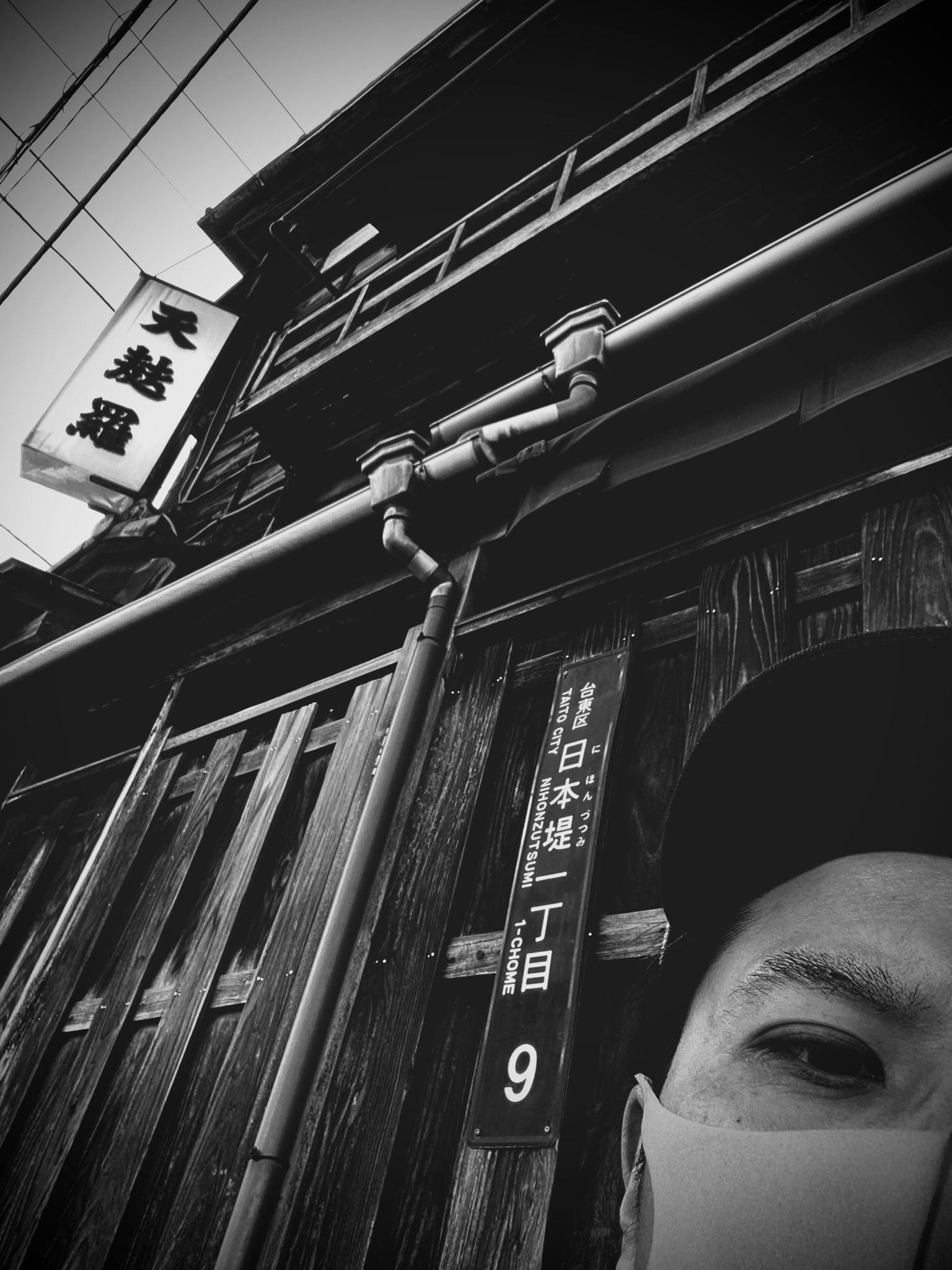 塩崎こうせい 芥川龍之介 は 大正12年の関東大震災後に 川端康成 今東光と 吉原遊廓付近 浅草寺裏手の日本堤 へ わざわざ被災状況を見物しに出かけたってエピソードがありましてね 川端康成によると 芥川は悲惨な光景のなかを快活に飛ぶように歩い