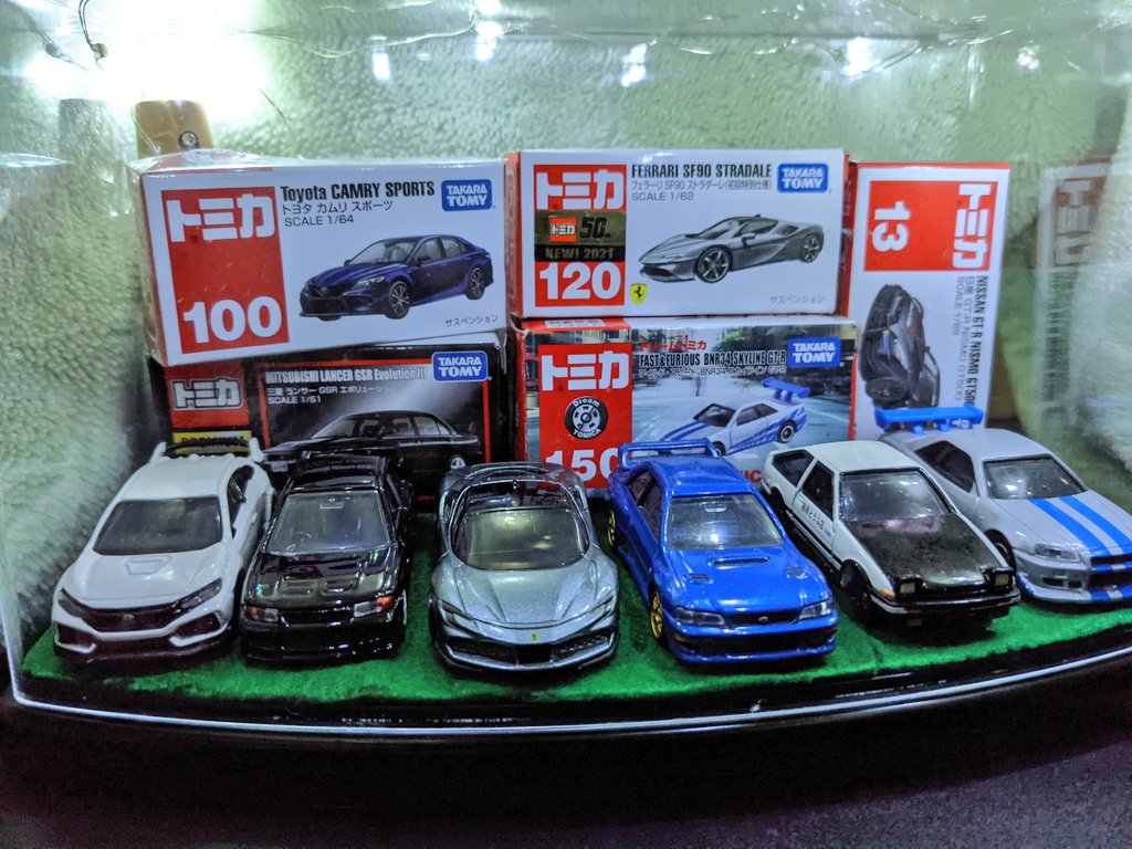 #トミカ
#ジオラマ 　的な
電球付　トミカSHOWROOM作った。　
【超シンプルversion】