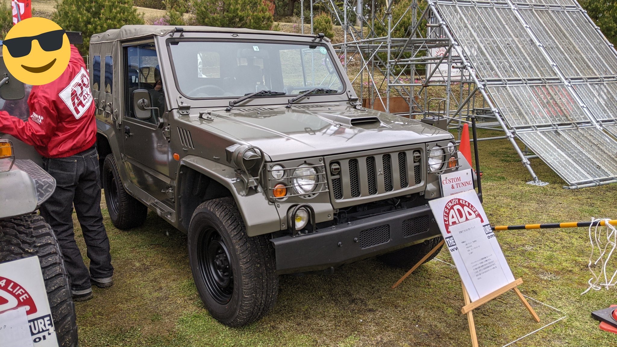 暁 三隈伍長 今日の1番の収穫はこれ 三菱の自衛隊仕様のパジェロ これは自衛隊の払い下げ品で 隣にある三菱ジープも払い下げ品だそうです どのように入手したのか 車内の装備品とかを色々解説してもらって凄く