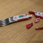 ケーキを食べていただけなのに…幼稚園の頃から使っているキティちゃんのフォークが砕けたw