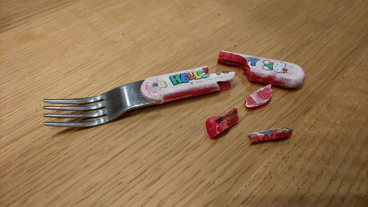 ケーキを食べていただけなのに…幼稚園の頃から使っているキティちゃんのフォークが砕けたw