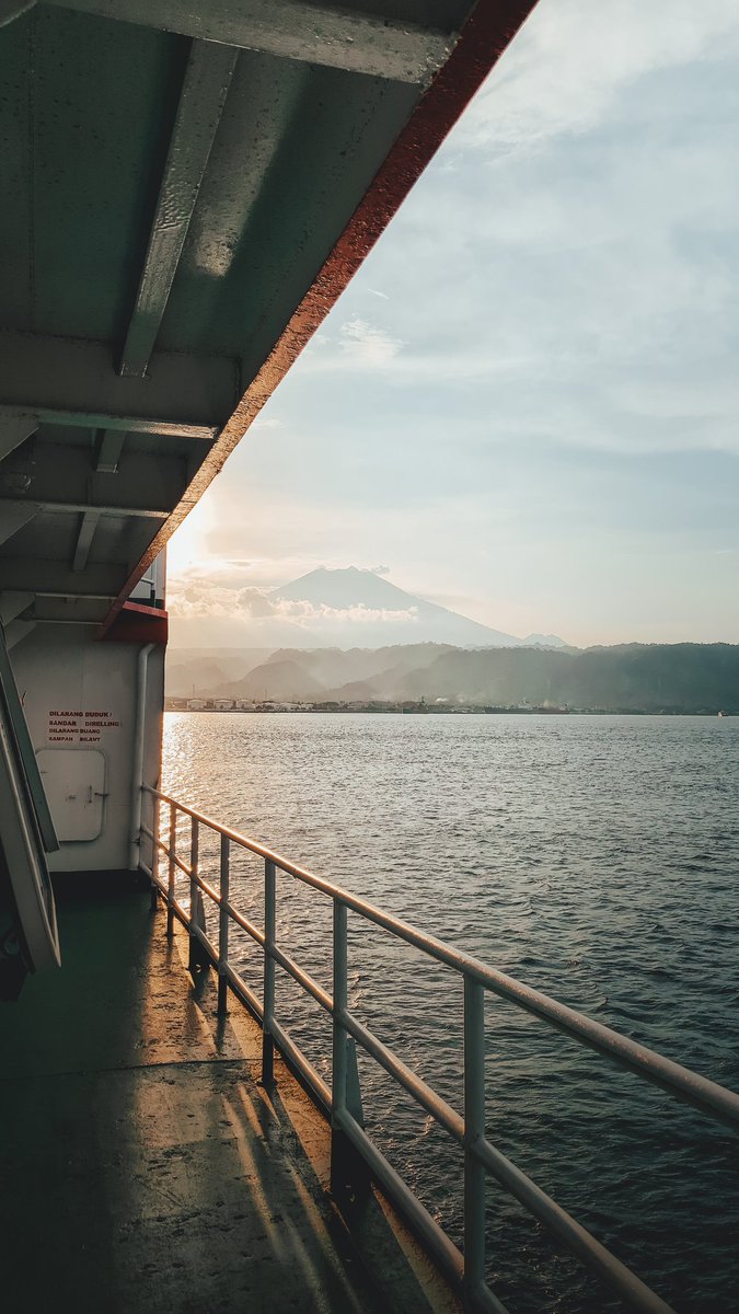 wiranagara's tweet image. Dari setiap pamit yang kemudian menjauh, apakah rasa sakit kelak benar akan sembuh?