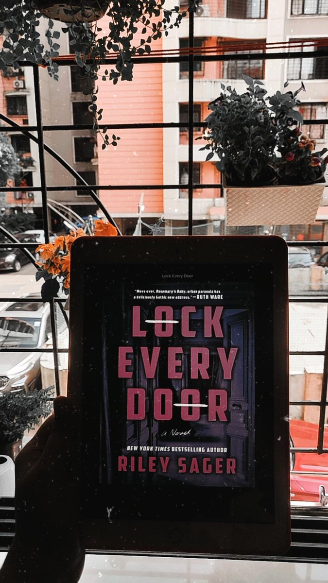 riddhu09's tweet photo. Happily reading another thriller by @riley_sager 👻 Waiting to be amazed yet again 😍 #LockEveryDoor https://t.co/0isApoVmB8
