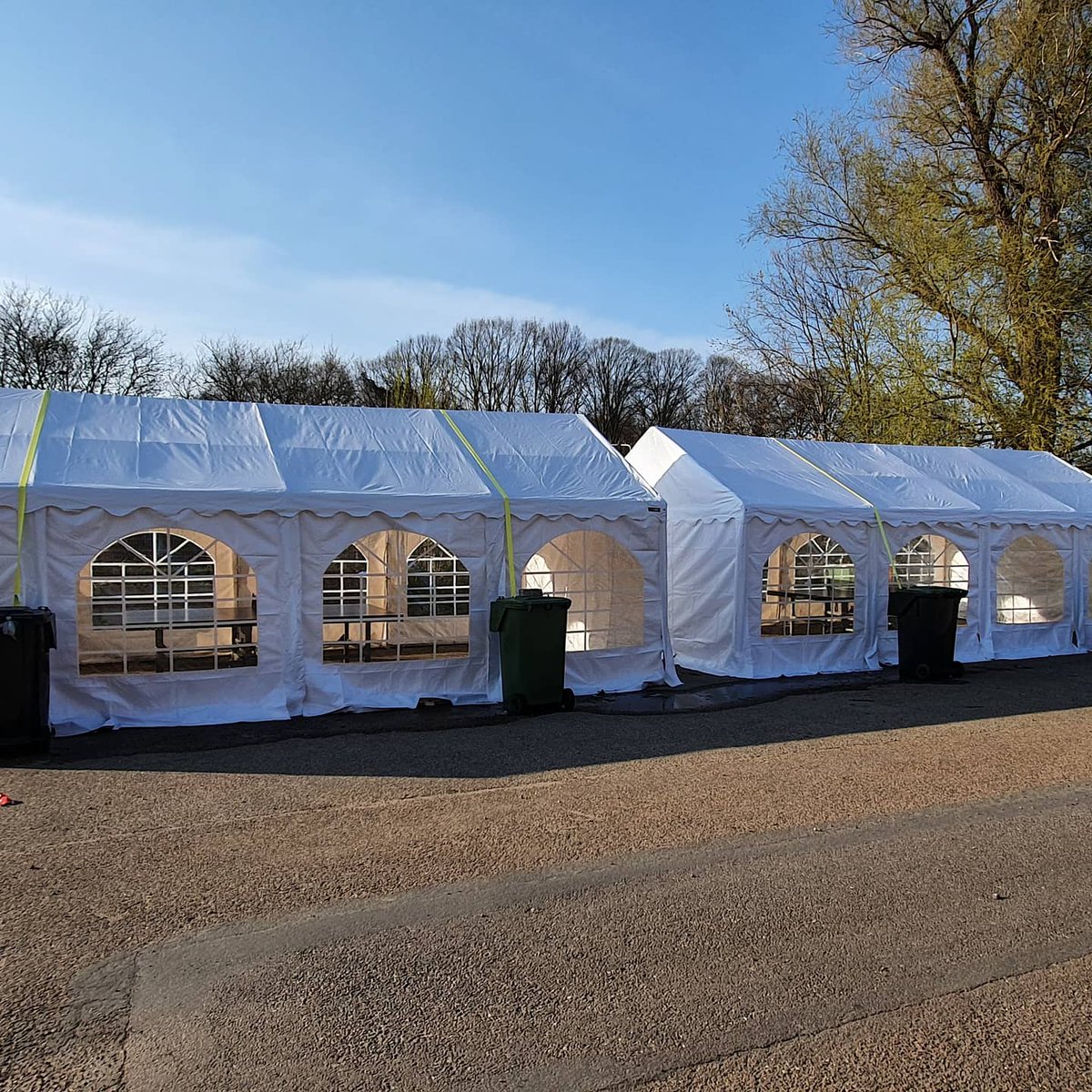 DocosTT's tweet image. De derde tent met tafeltennistafel staat nu ook. Neem contact op met Shahab Davoudi als je wilt tafeltennissen (zie bericht op de website). #tafeltennis #docostafeltennis