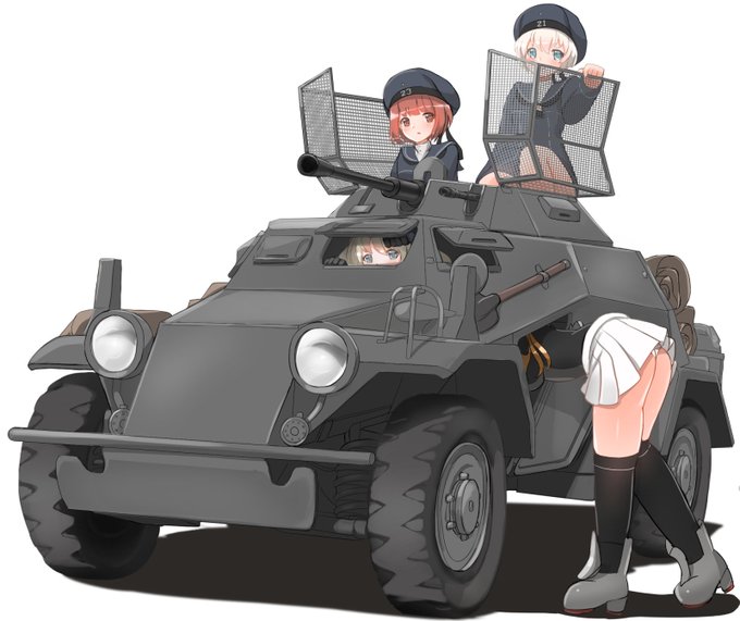 SDKFZ222に4人...全然入られませんね。 