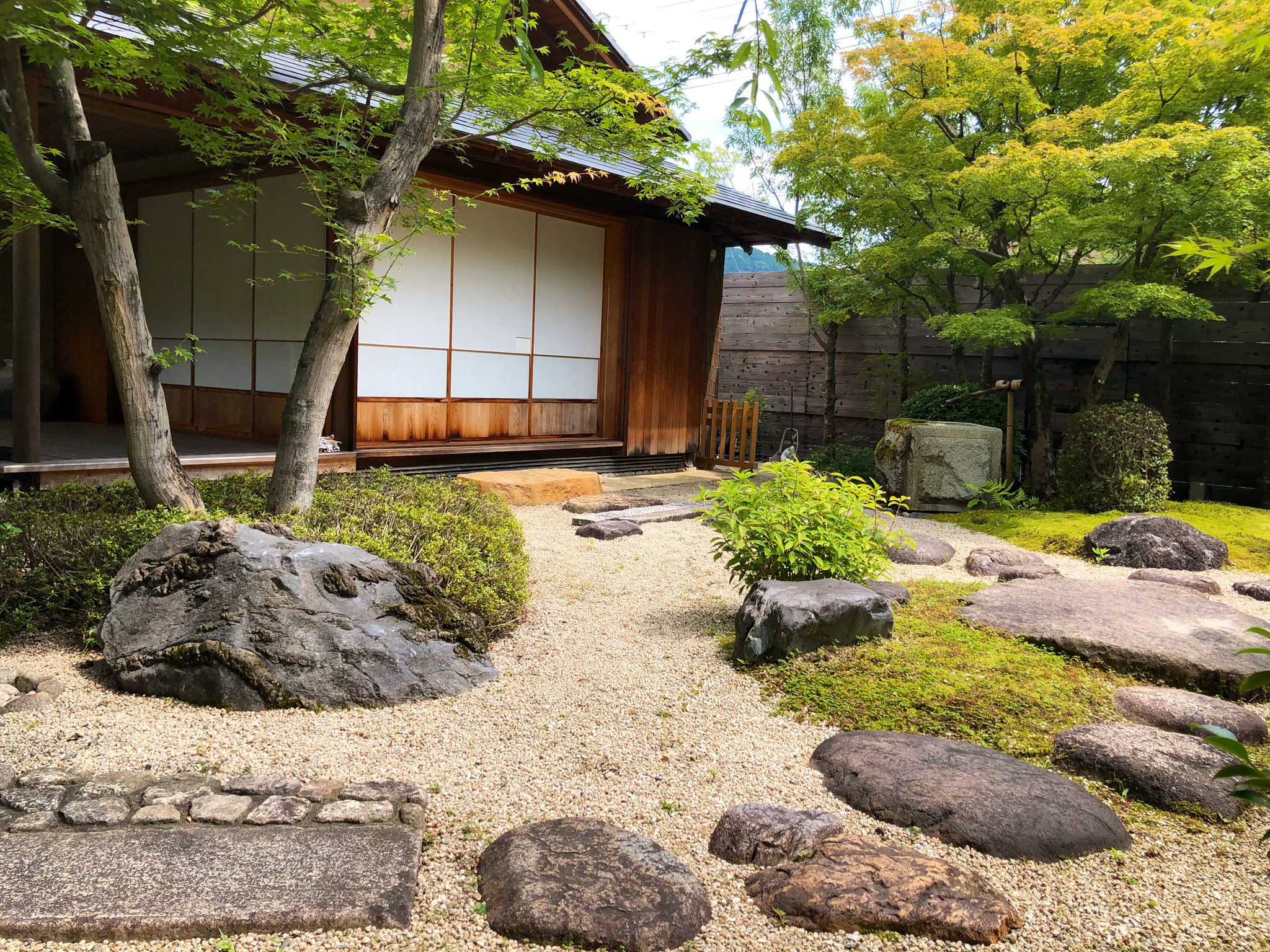 日本庭園情報メディア おにわさん The Japanese Gardens 源鳳院 山科伯爵邸 庭園の作庭は七代目小川治兵衛 植治 渡辺明さんの手で改修された際に庭園も結構変わっているみたいだなとは思うけれど 飛び石や石組は活かされているよう