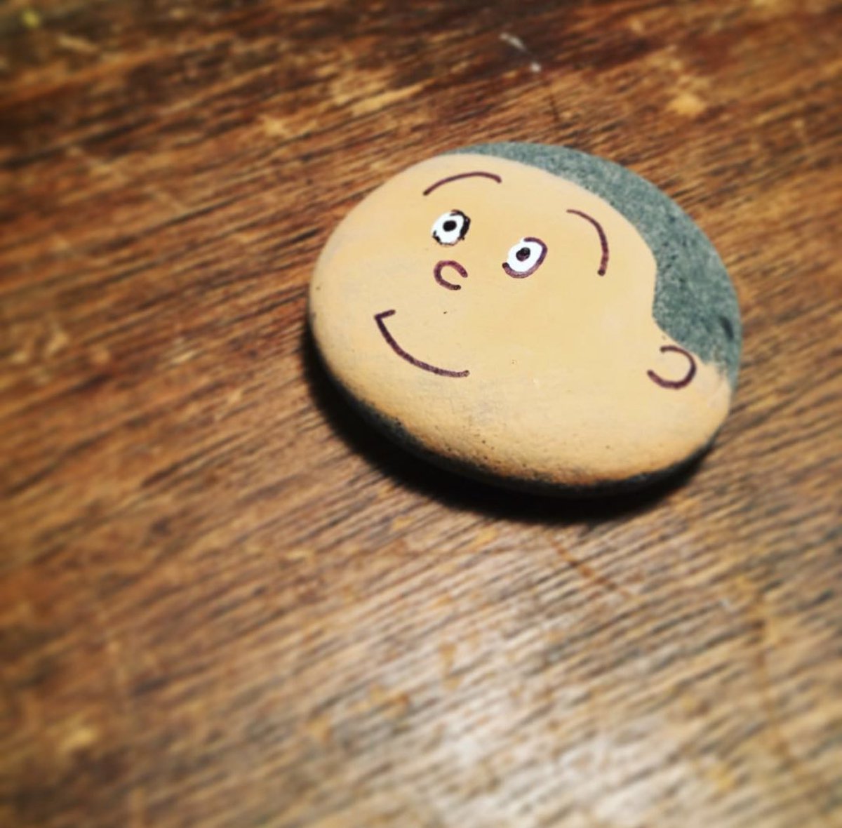 Uzivatel Piraoka ニューシングル 花火と君 配信リリース Na Twitteru 娘と拾った石にカツオを描いた サザエさん 石アート カツオ 磯野カツオ イラスト アート