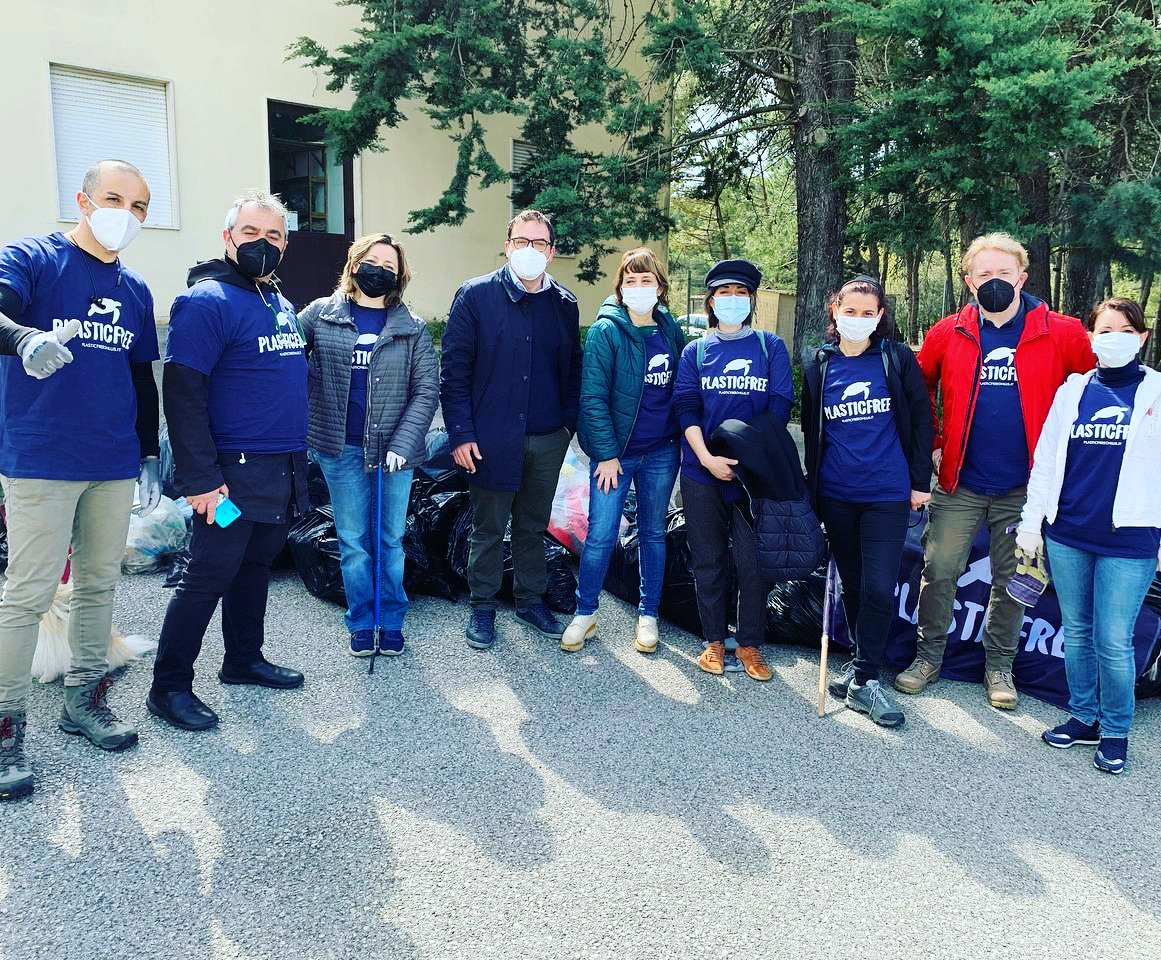 Oggi si è tenuta la giornata #plasticfree a Matera nel rione Serra Rifusa con l'associazione Plastic Free. Assessori e Consiglieri Comunali hanno partecipato col comitato di quartiere Serra rifusa e decine di piccoli scout.
Grazie a tutti per la partecipazione!
#MateraPlasticFree