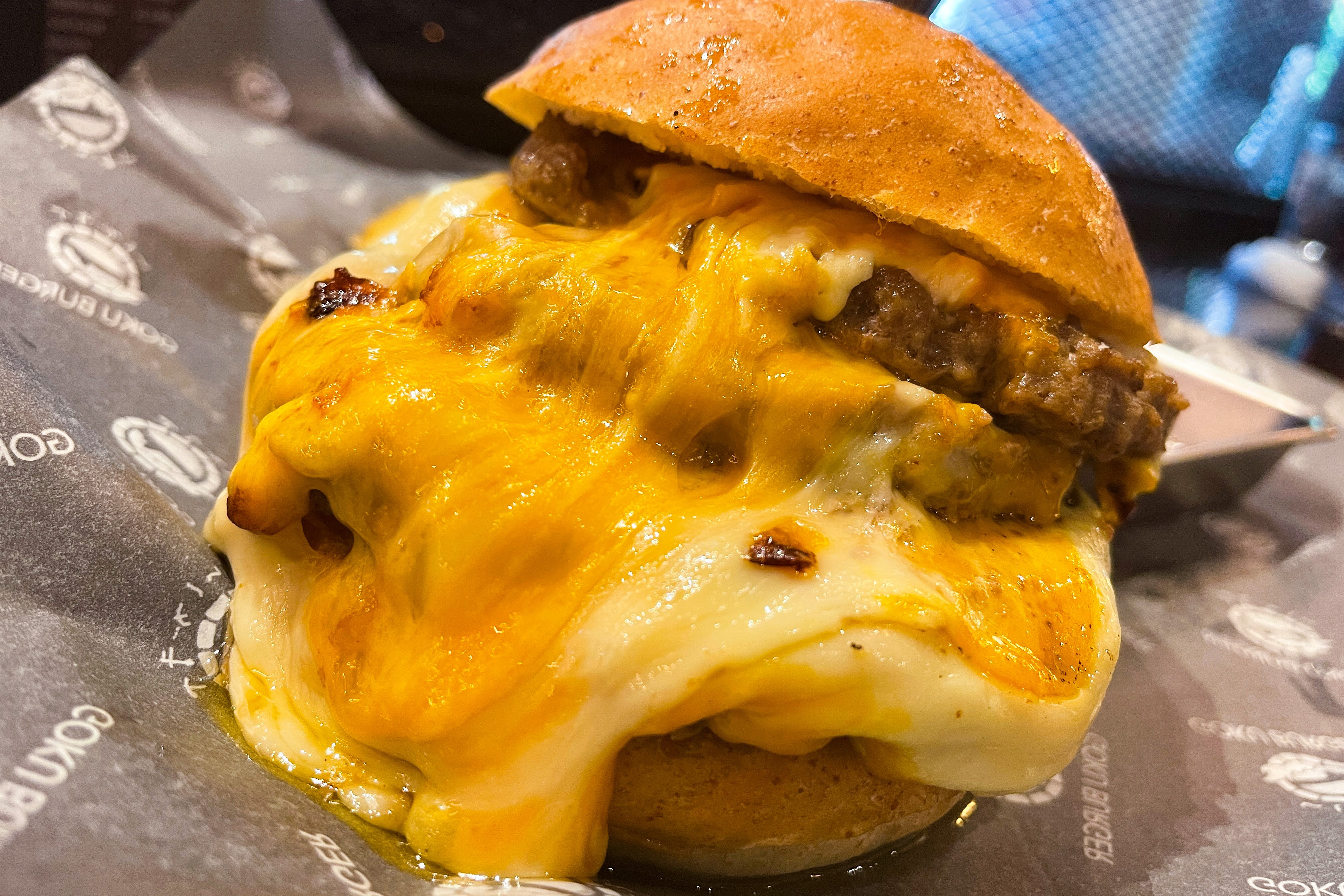 唯一無二の絶品グルメ むにぐるめ Goku Burger 東京 表参道駅から徒歩6分 超巨大な ゴッドチーズバーガー を食べられるお店 ふんわり柔らかバンズの中に牛肉100 のパティを3段重ねて 2種類のチーズで蓋をしたグルメバーガー 専用の石窯で