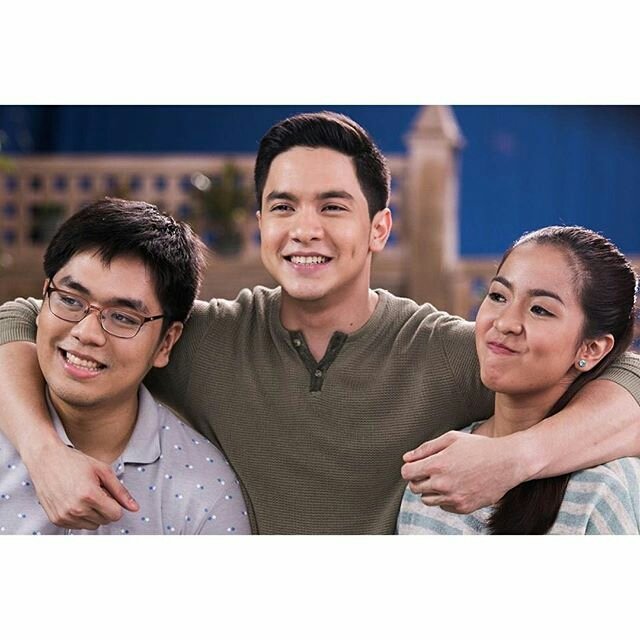 Makikita mo talaga kay Alden yung kasayahan na makita ang mga kapatid niya. Yung sama sama silang magkakaptid. 

Happy kami para sayo <a href="/aldenrichards02/">Alden Richards</a> sama sama kayo ngayon. 💙

#AldenRichards 
ctto: daddy bae