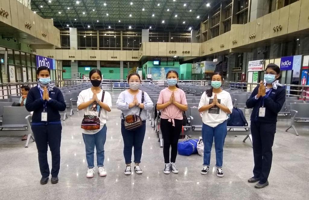 aairjyairport's tweet photo. Face Mask is the only comprehensive strategy ofmeasure to suppress the transmission of virus and save lives.Make sure it covers nose,mouth and chin.बिना मास्क घर से निकलना पड़ेगा भारी, मास्क न लगाने पर देना होगा 500 रुपये जुर्माना. #MeraAapnaSurakshaKavach (MASK)#.@AAI_Official https://t.co/SAtLG1sVmA