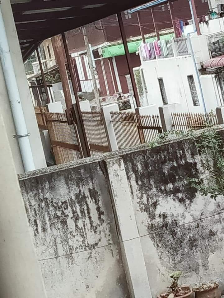 SaveMM99's tweet photo. In #Mogok where 2 civillians died and blood shredded yesterday,
-Terrorists forcibly invading into wards, removing barricades.
-Electricity is also cut off in #AungChanThar ward around 12:30PM today.
#Apr18Coup https://t.co/SO8zW6jKKF