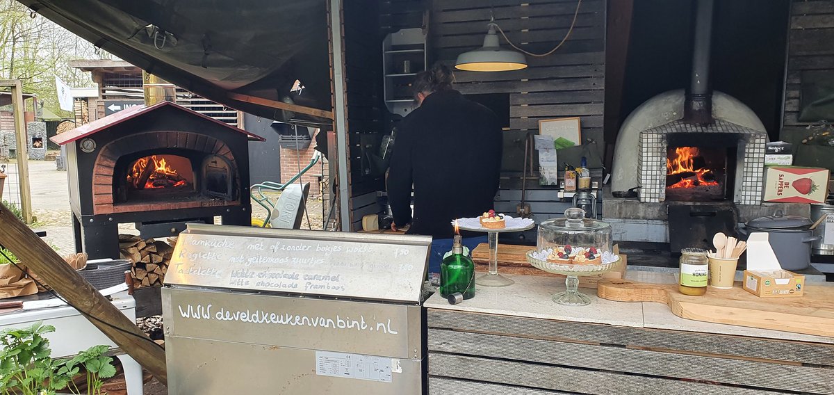 Mocht je ooit naar Orvelte gaan... haal dan een #flamkuche bij #develdkeukenvanbindt #veggie #biologisch #buitenkeuken #vers met verse kruiden uit hun eigen tuin. Pure liefde! ❤