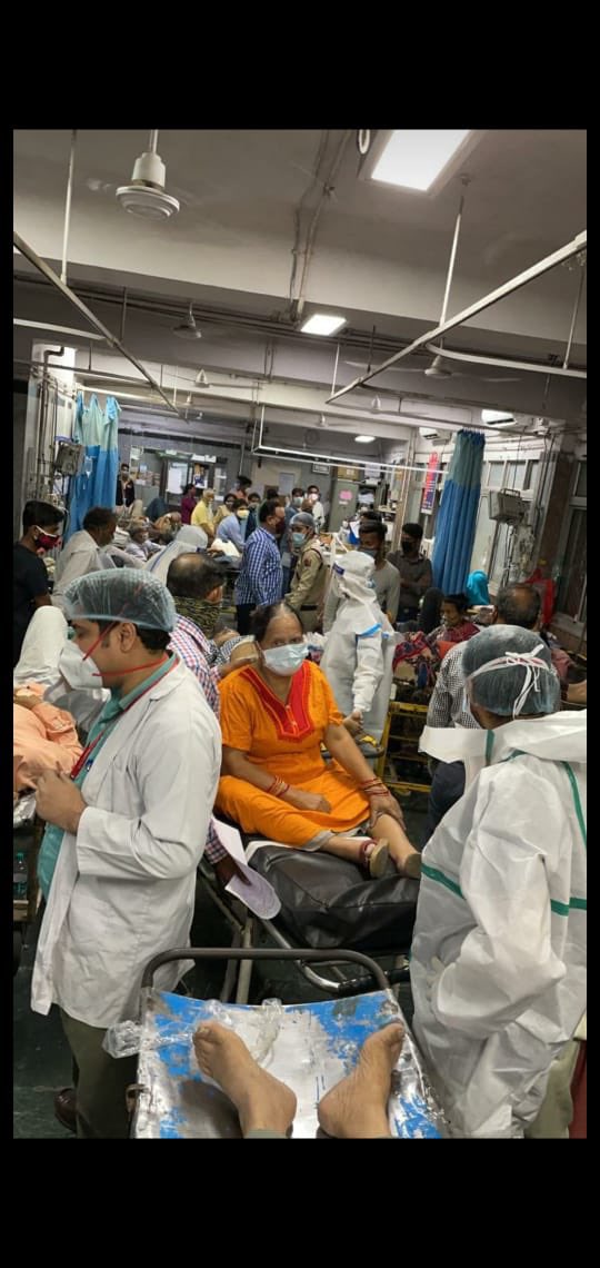 Delhi Hospital Emergency ward situation. And people are saying they died in ambulance crying for doctors #BlamePoliticians #BlameGovernment @DrmaxSaini @docvjg