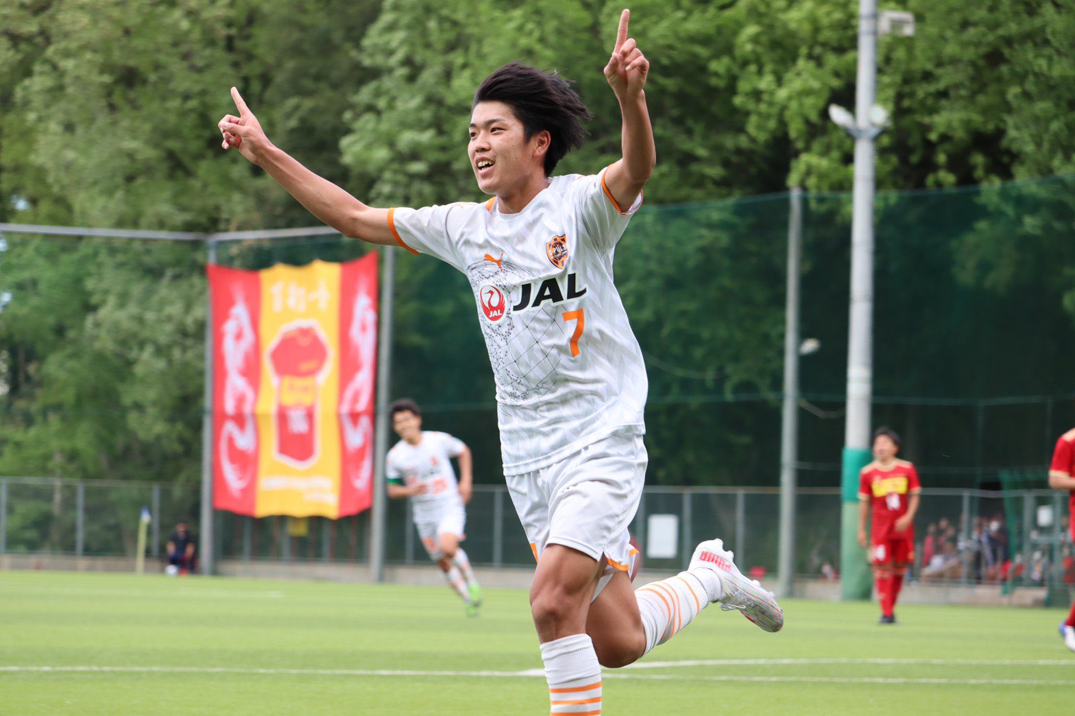 Joy サッカー編集部 現場より プレミアリーグeast 清水エスパルスユース はgk福井レオナルド明選手 の好セーブ連発でピンチを凌ぎ続けると Fw千葉寛汰選手のpkで先制 前半終了間際に追いつかれましたが Mf金子星太選手が値千金の勝ち越し弾を挙げ