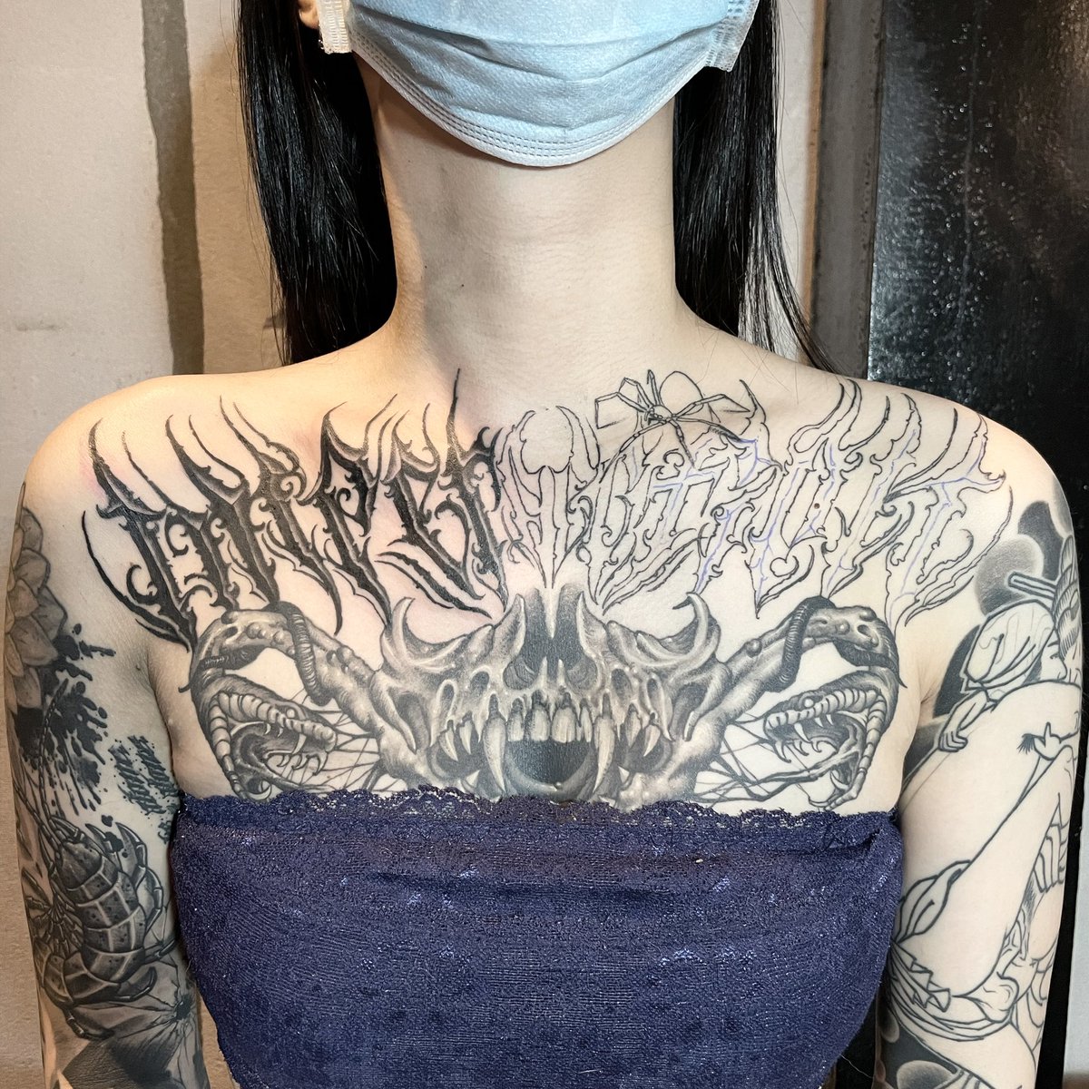 鎖骨にガッツリレタリング✍️いかつ〜👀💦 #3POINTZ #高知 #tattoo