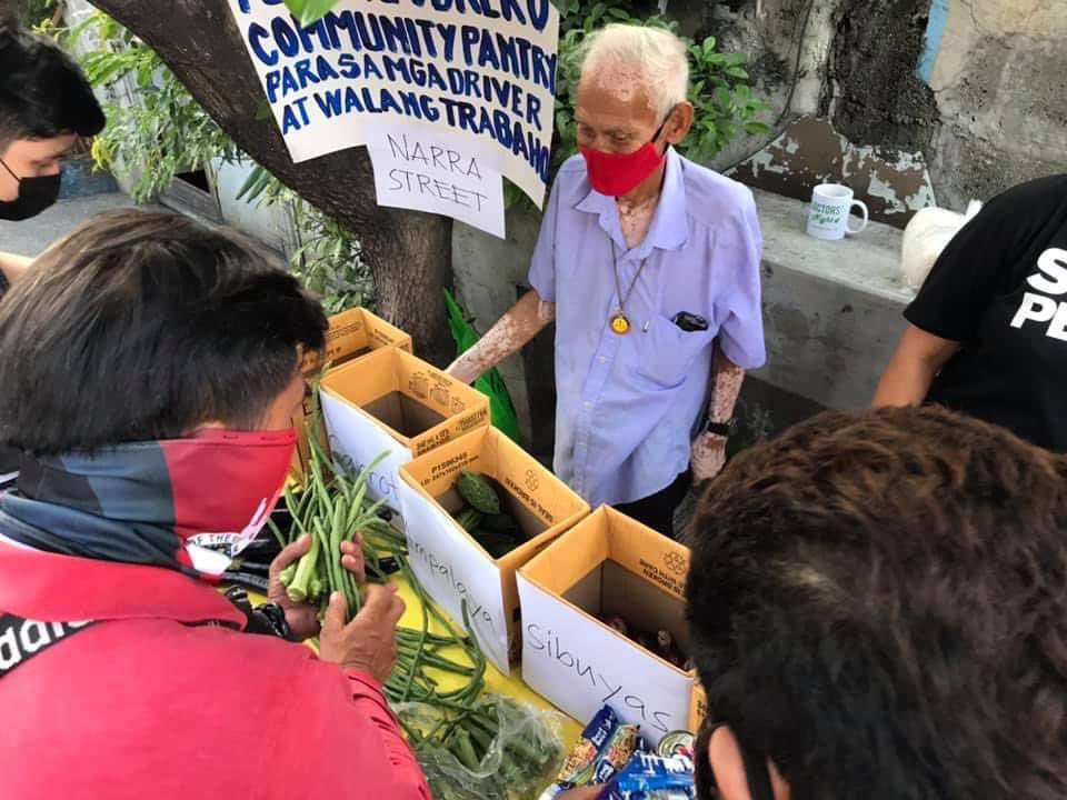 soltaule's tweet photo. Si tatay Elmer na kinulong ng gubyerno dahil humihingi ng ayuda, ngayon siya naman ang tumutulong. Tapos yung mama na nabigyan sa community pantry, kumuha lang talaga ng kailangan niya. Grabe, my heart and my morale is 📈 https://t.co/fIZ9fk7W58