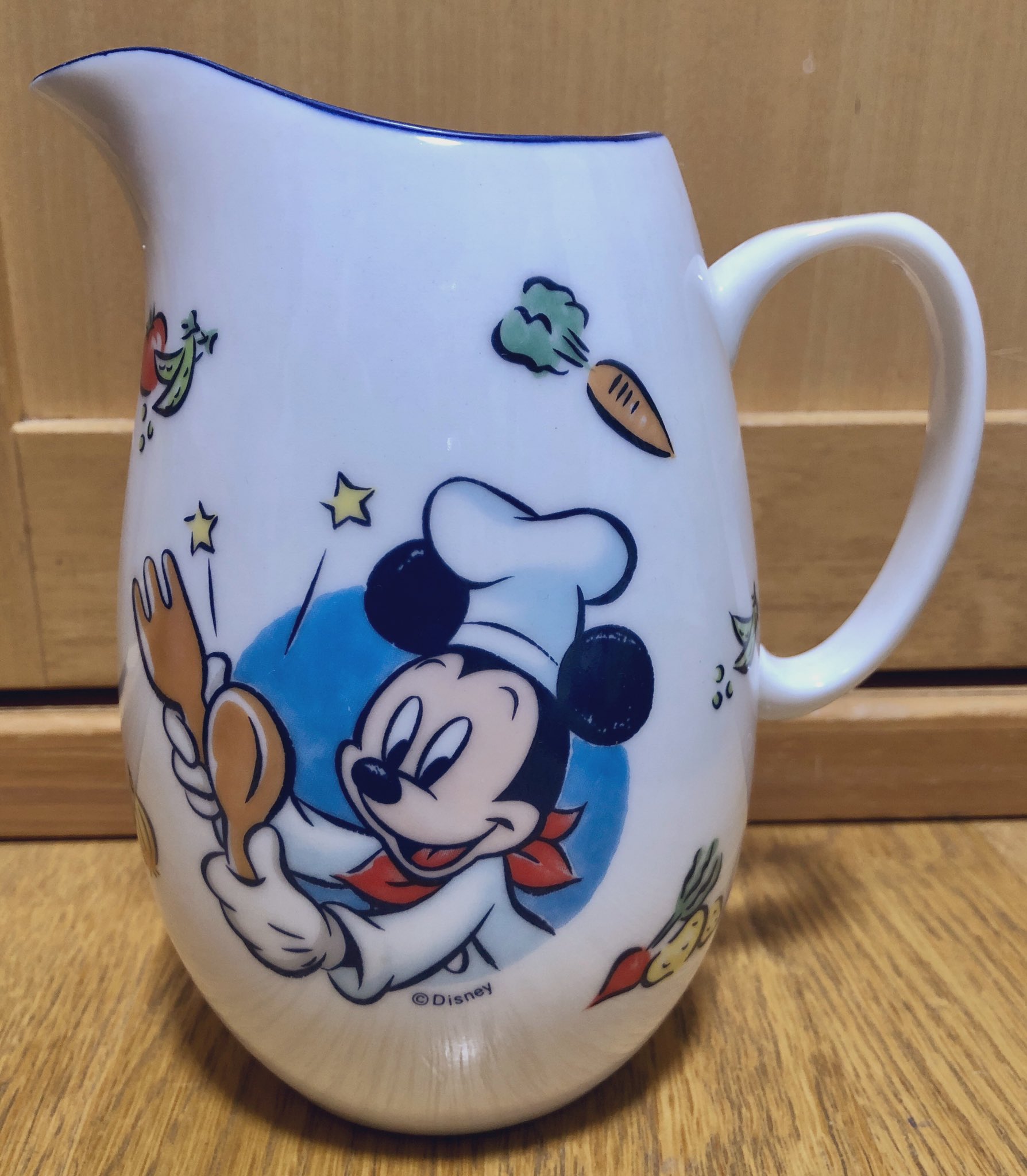 Tatsu 昨日の続き 千趣会 ベルメゾン ディズニーカタログでかなり前に販売されていた シェフミッキー と言うシリーズの食器で こちらはピッチャーです 使わないので食器棚の肥やしになっていましたが デザインが好きなので処分出来ません 三郷