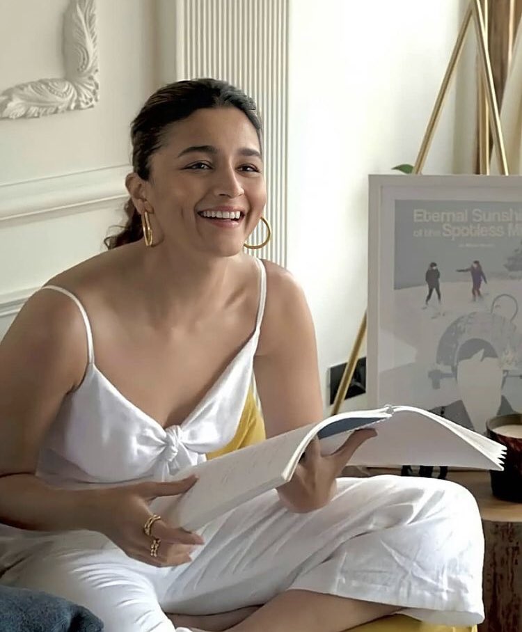 filmfare's tweet photo. #AliaBhatt’s smile is infectious, isn’t it? https://t.co/mBx0mkyVhC