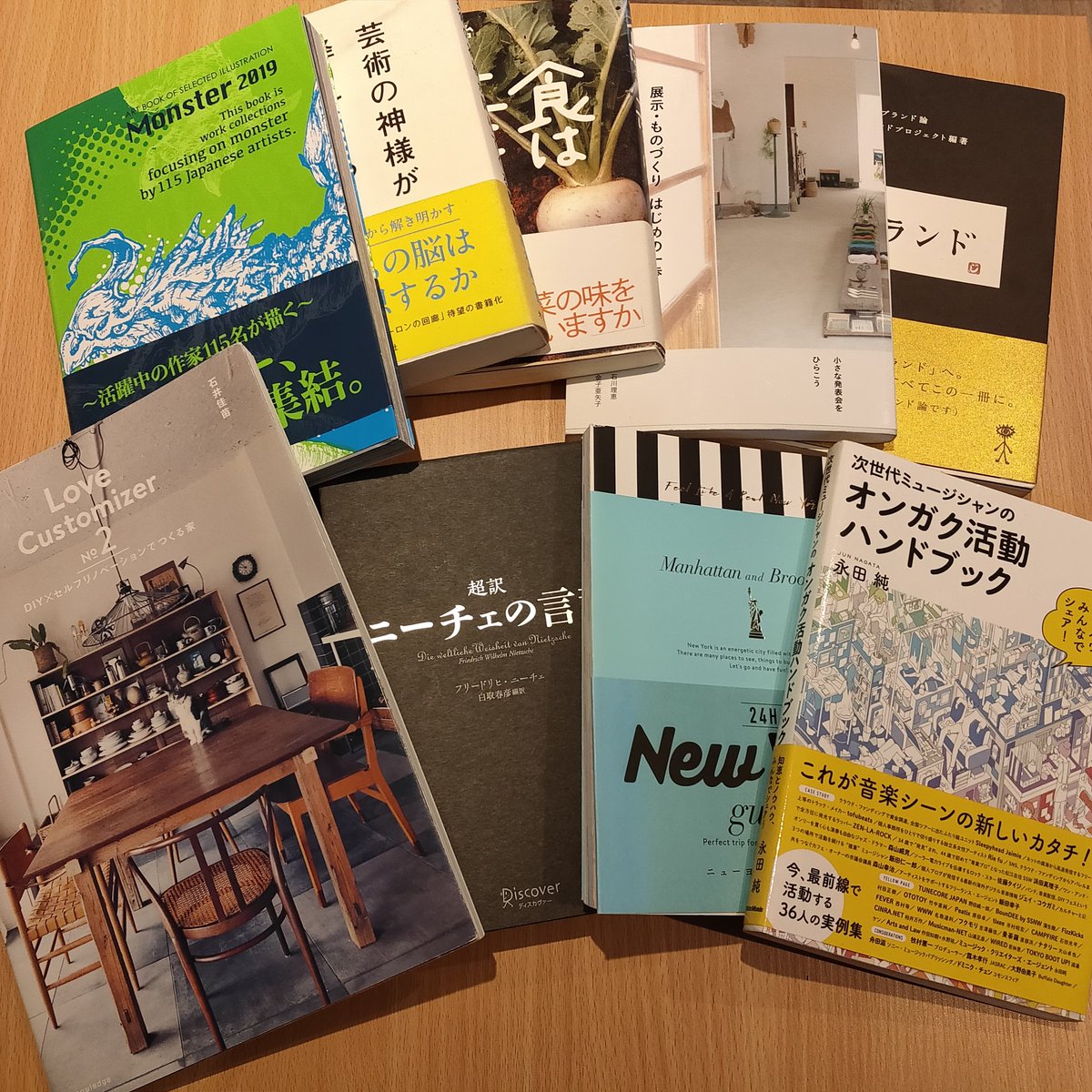 bepark_2020's tweet photo. 新しい本が続々入荷しております💨
お勧めは左上の「monster2019」📖
115名の作家さんが、モンスターを題材に描いた絵がたくさん詰まっております👻
是非お手に取ってみてくださいね🎶
#祖師ヶ谷大蔵 #祖師ヶ谷 #祖師ヶ谷大蔵グルメ #祖師ヶ谷大蔵カフェ #祖師ヶ谷大蔵バー #be #bepark https://t.co/Gq6hSAvF8c